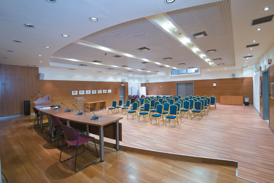 Μαρία Παπασπύρου: Η Γενική Επιθεωρήτρια Δημόσιας Διοίκησης μετακομίζει σε κτίριο με πισίνα