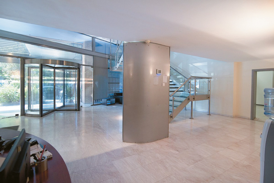 Μαρία Παπασπύρου: Η Γενική Επιθεωρήτρια Δημόσιας Διοίκησης μετακομίζει σε κτίριο με πισίνα