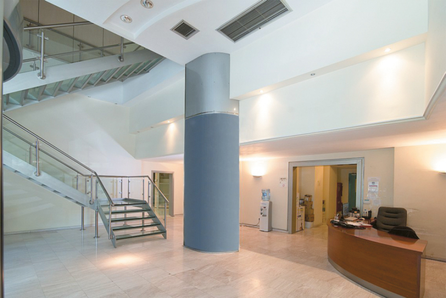 Μαρία Παπασπύρου: Η Γενική Επιθεωρήτρια Δημόσιας Διοίκησης μετακομίζει σε κτίριο με πισίνα