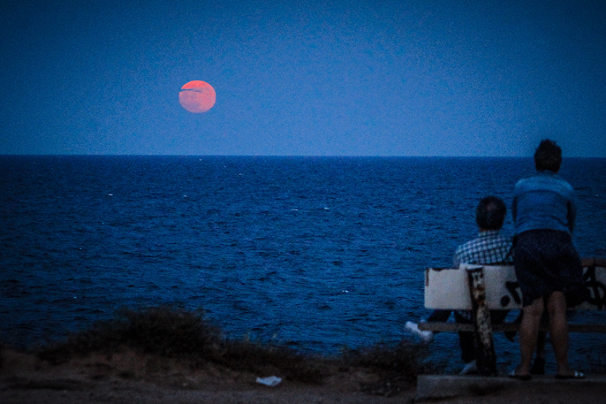 Φωτογραφίες: Μαγευτική «Πανσέληνος της Φράουλας» στον ουρανό!