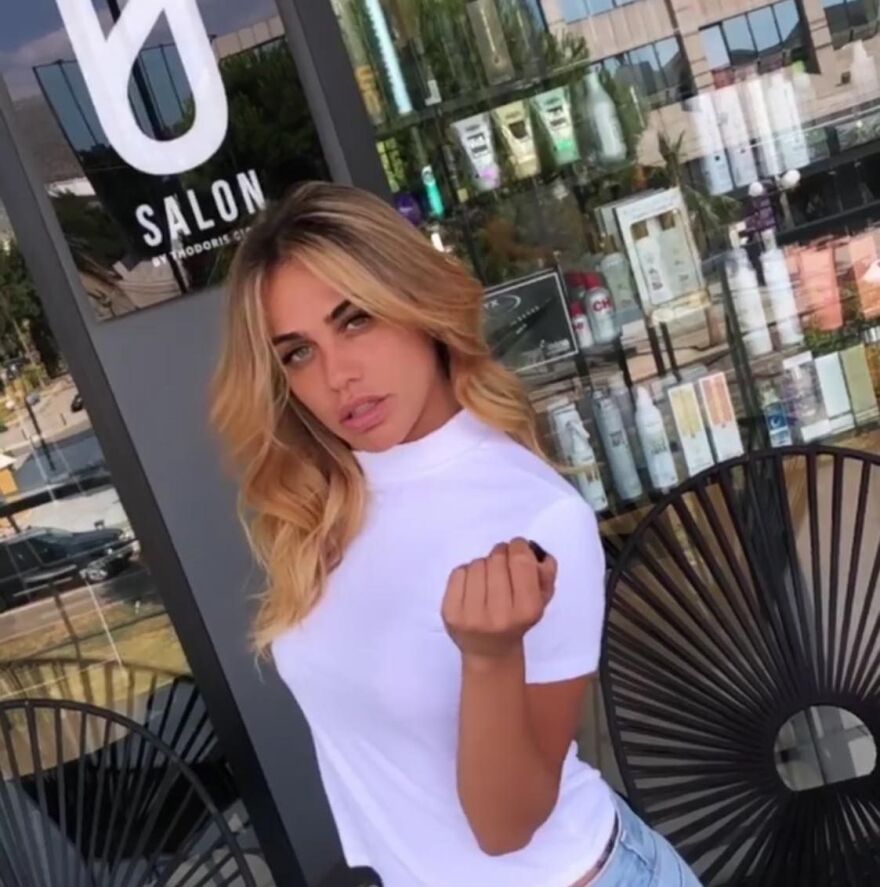 Η Κόνι Μεταξά έγινε ξανθιά 