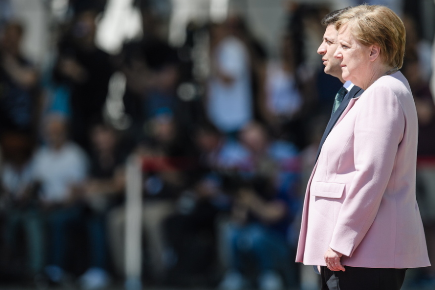 Βίντεο: Δείτε την Μέρκελ να τρέμει δίπλα στον Ουκρανό πρόεδρο