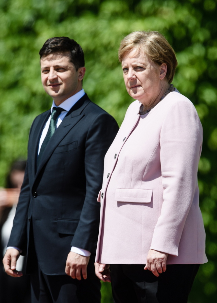 Βίντεο: Δείτε την Μέρκελ να τρέμει δίπλα στον Ουκρανό πρόεδρο