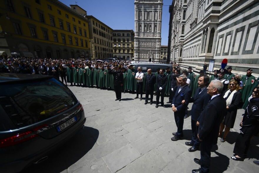 Χιλιάδες κόσμου αποχαιρέτησαν τον Φράνκο Τζεφιρέλι στη Φλωρεντία