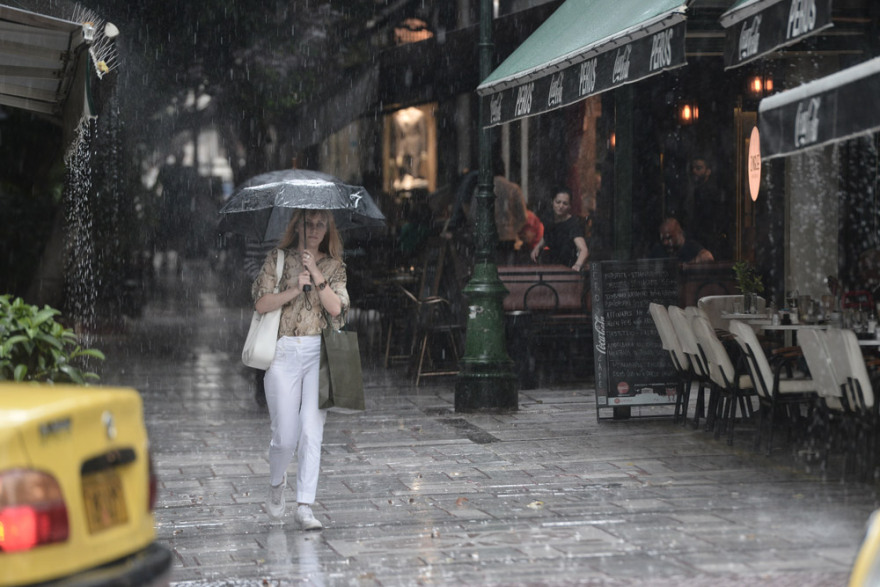 Καιρός: Σφοδρή χαλαζόπτωση στο κέντρο της Αθήνας