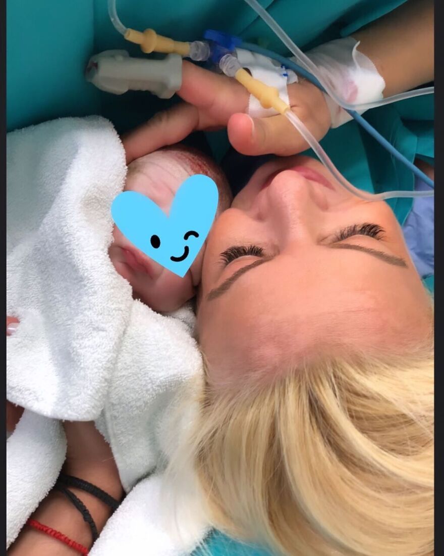 Η Ελευθερία Παντελιδάκη ποζάρει αγκαλιά με τον νεογέννητο γιο της