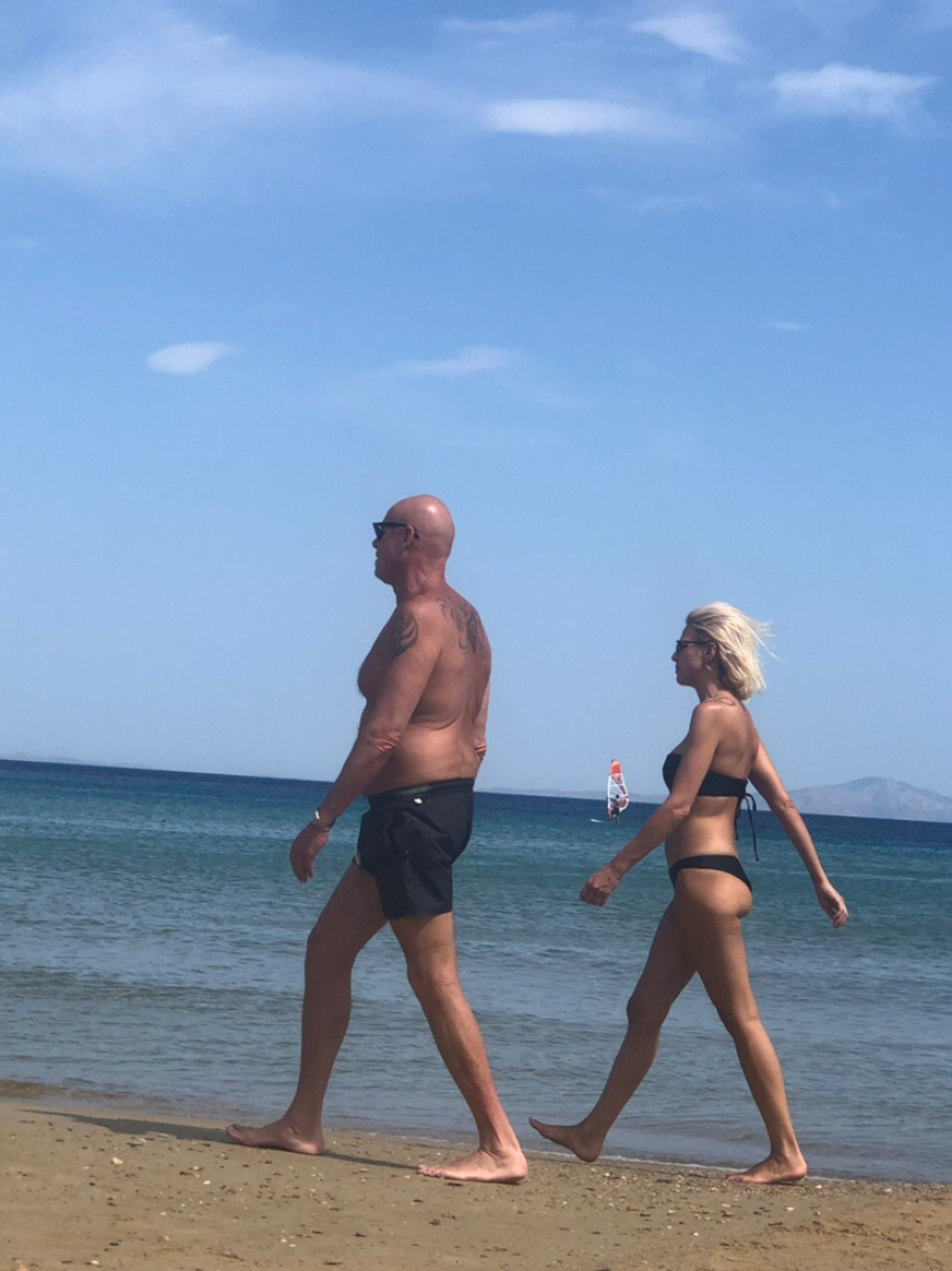 Τζώνη Καλημέρης- Χριστίνα Κοντοβά: Απολαμβάνουν το καλοκαίρι τους σε παραλία της Πάρου 