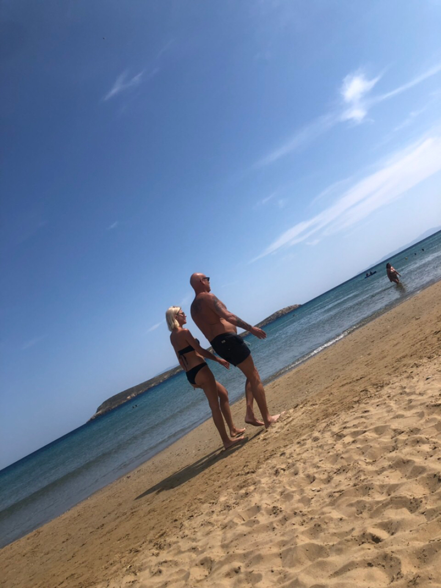 Τζώνη Καλημέρης- Χριστίνα Κοντοβά: Απολαμβάνουν το καλοκαίρι τους σε παραλία της Πάρου 