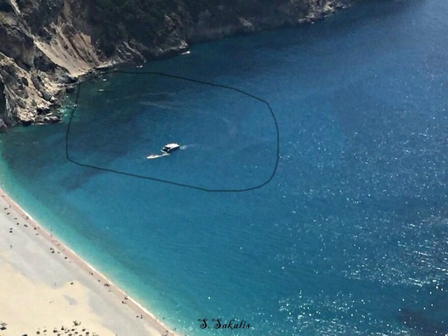 Φωτογραφίες: Σκάφος ρυπαίνει με απόβλητα τον Μύρτο! 