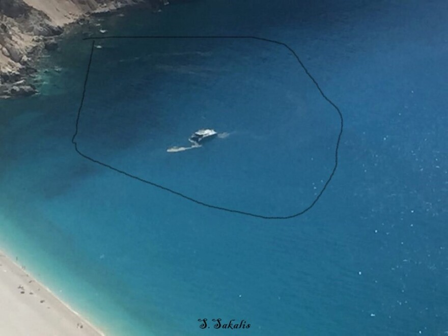 Φωτογραφίες: Σκάφος ρυπαίνει με απόβλητα τον Μύρτο! 