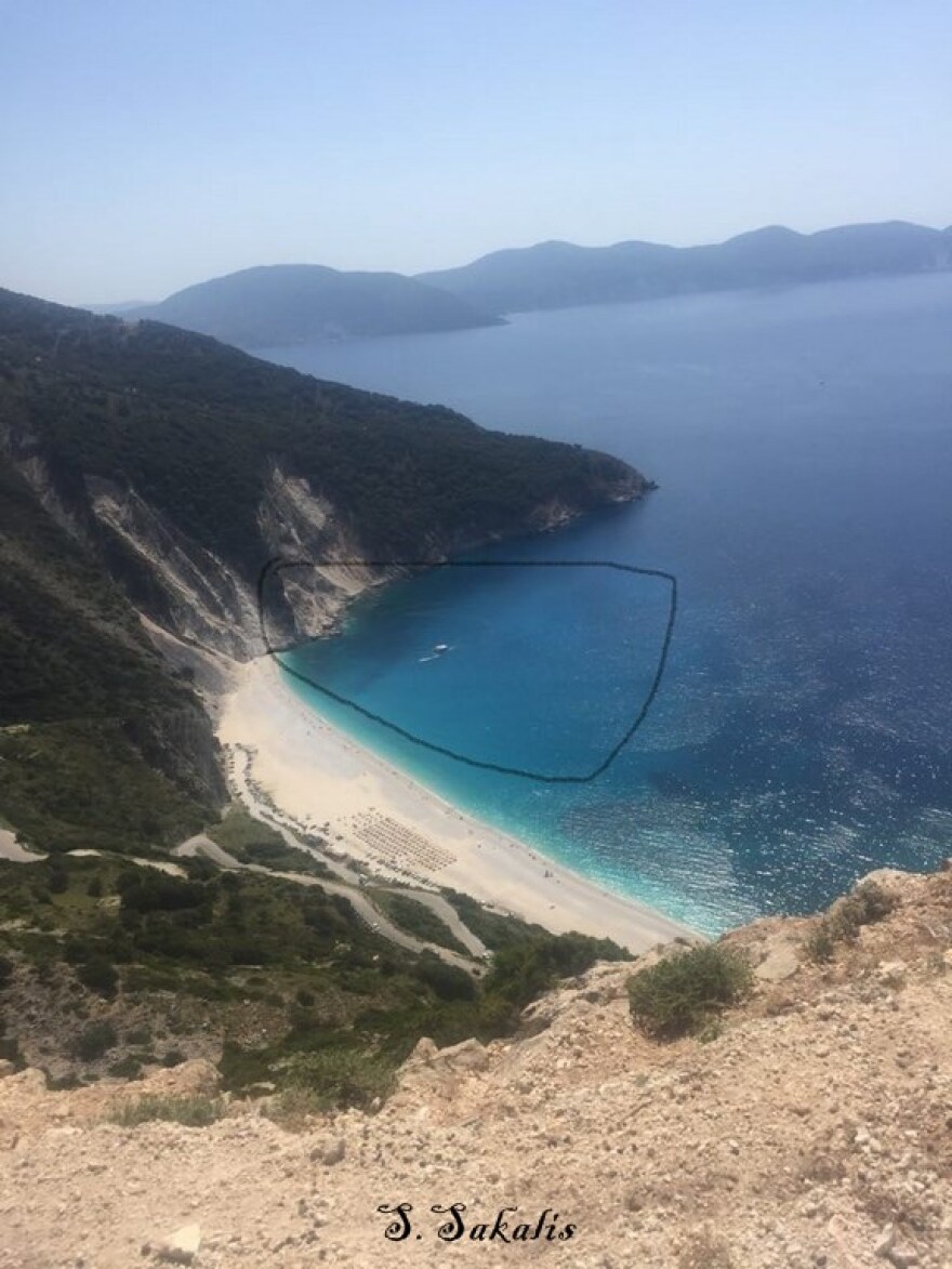 Φωτογραφίες: Σκάφος ρυπαίνει με απόβλητα τον Μύρτο! 