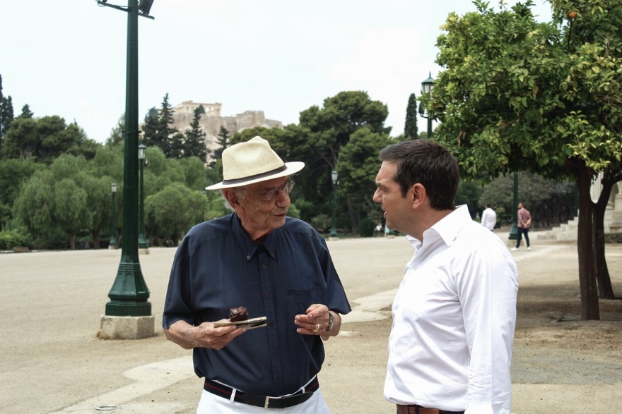 Το Διαδίκτυο σχολιάζει τη βόλτα Τσίπρα-Βασιλικού: «Έκλεισαν το Ζάππειο κι έβαλαν κάτω από κάθε δέντρο κι έναν ασφαλίτη»