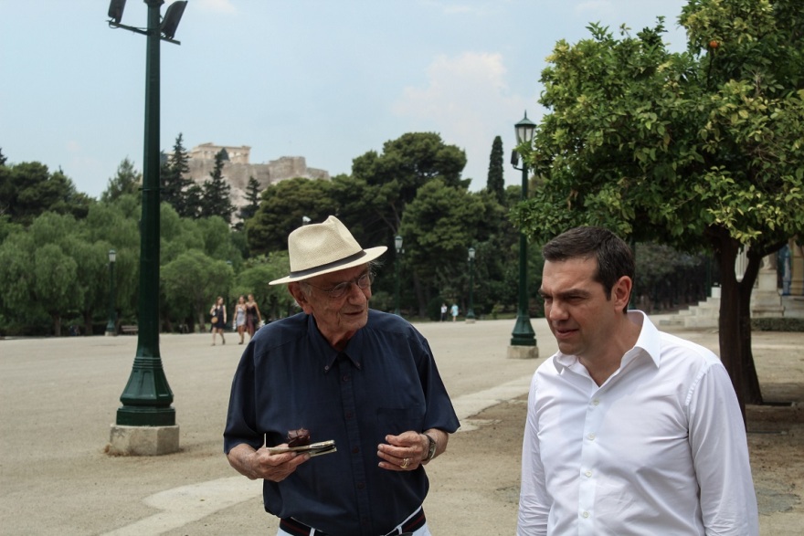 Το Διαδίκτυο σχολιάζει τη βόλτα Τσίπρα-Βασιλικού: «Έκλεισαν το Ζάππειο κι έβαλαν κάτω από κάθε δέντρο κι έναν ασφαλίτη»