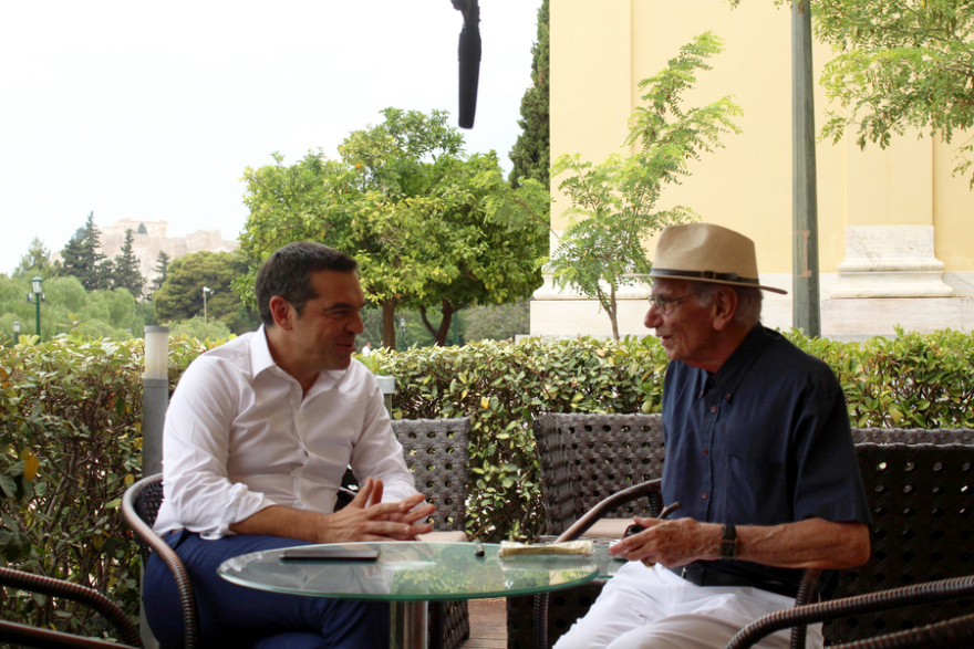 Το Διαδίκτυο σχολιάζει τη βόλτα Τσίπρα-Βασιλικού: «Έκλεισαν το Ζάππειο κι έβαλαν κάτω από κάθε δέντρο κι έναν ασφαλίτη»