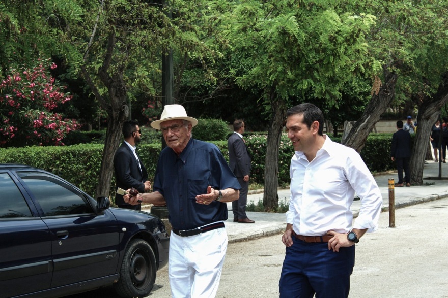 Το Διαδίκτυο σχολιάζει τη βόλτα Τσίπρα-Βασιλικού: «Έκλεισαν το Ζάππειο κι έβαλαν κάτω από κάθε δέντρο κι έναν ασφαλίτη»