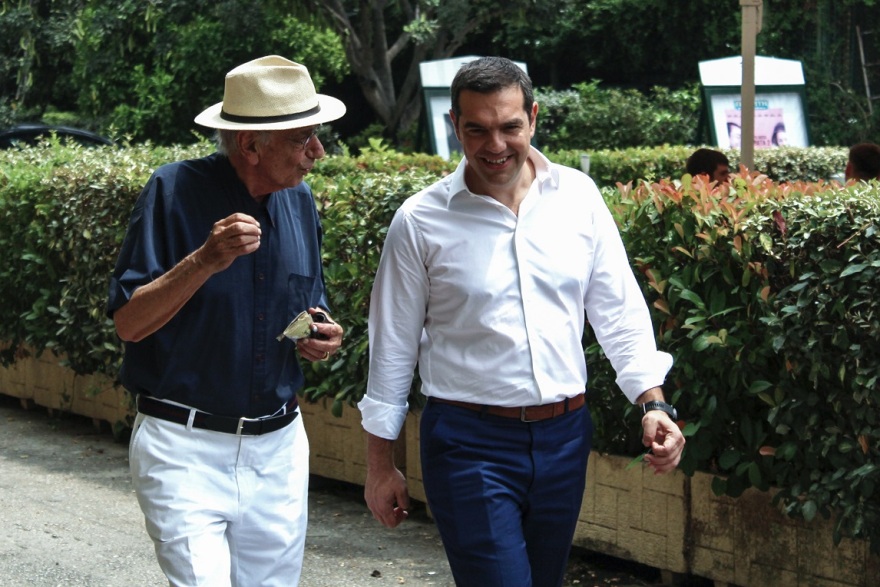 Το Διαδίκτυο σχολιάζει τη βόλτα Τσίπρα-Βασιλικού: «Έκλεισαν το Ζάππειο κι έβαλαν κάτω από κάθε δέντρο κι έναν ασφαλίτη»