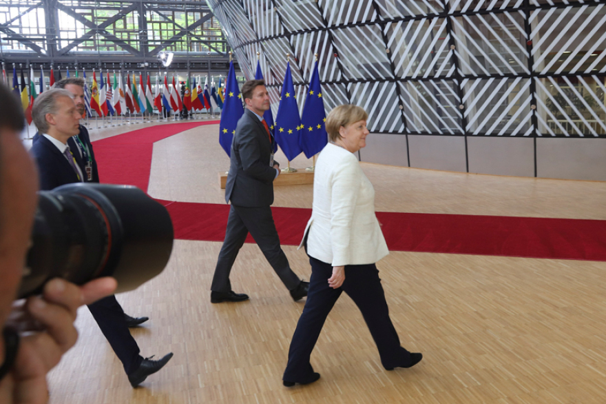 Δείτε την ταλαιπωρημένη Άνγκελα Μέρκελ, δύο ημέρες μετά το επεισόδιο με το «τρέμουλο» 