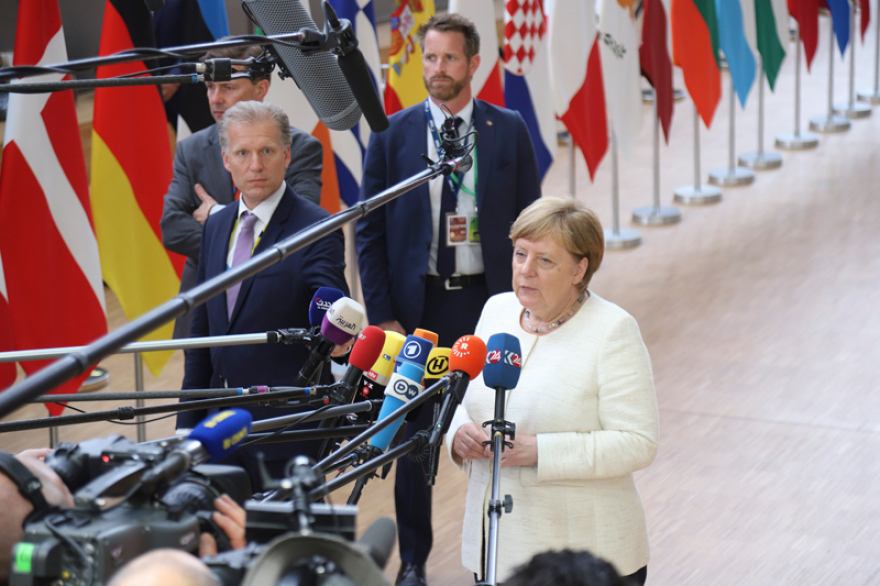 Δείτε την ταλαιπωρημένη Άνγκελα Μέρκελ, δύο ημέρες μετά το επεισόδιο με το «τρέμουλο» 