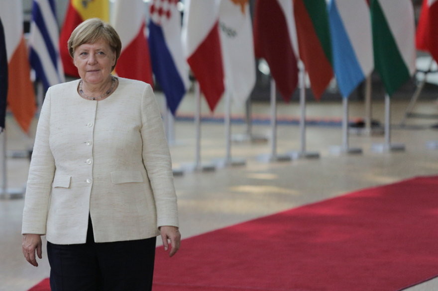 Δείτε την ταλαιπωρημένη Άνγκελα Μέρκελ, δύο ημέρες μετά το επεισόδιο με το «τρέμουλο» 