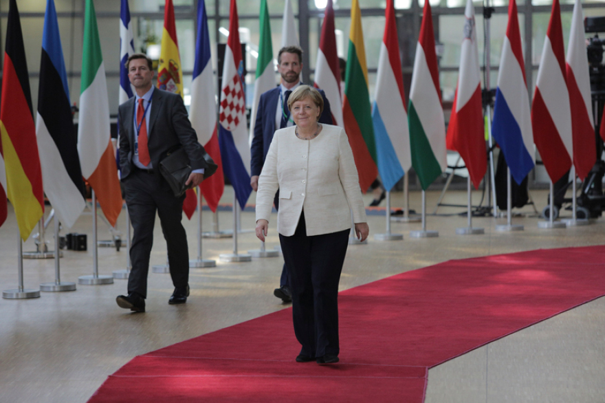 Δείτε την ταλαιπωρημένη Άνγκελα Μέρκελ, δύο ημέρες μετά το επεισόδιο με το «τρέμουλο» 