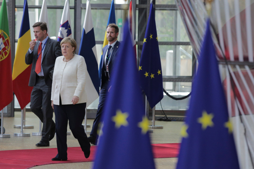 Δείτε την ταλαιπωρημένη Άνγκελα Μέρκελ, δύο ημέρες μετά το επεισόδιο με το «τρέμουλο» 