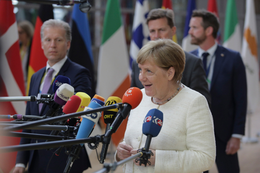 Δείτε την ταλαιπωρημένη Άνγκελα Μέρκελ, δύο ημέρες μετά το επεισόδιο με το «τρέμουλο» 