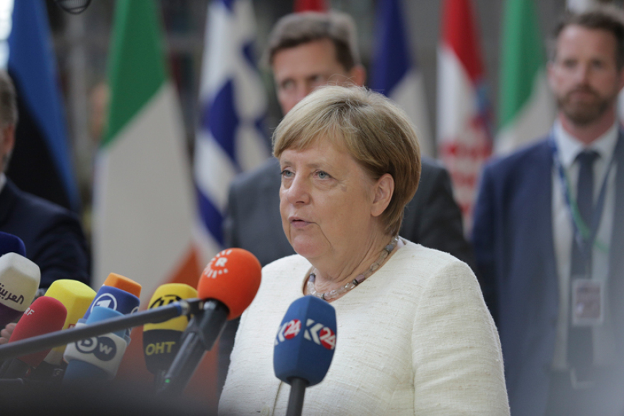 Δείτε την ταλαιπωρημένη Άνγκελα Μέρκελ, δύο ημέρες μετά το επεισόδιο με το «τρέμουλο» 