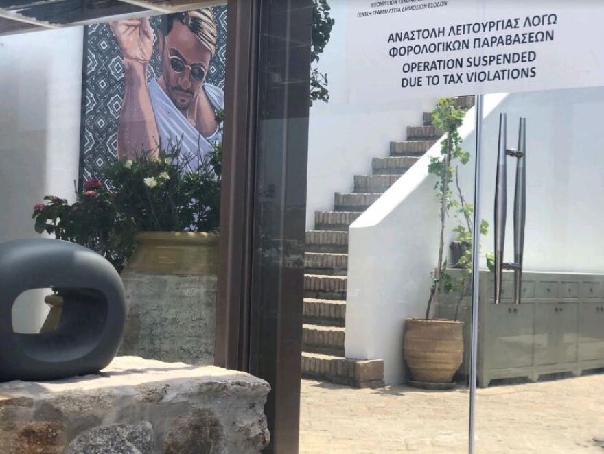 Λουκέτο στο εστιατόριο του Salt Bae στη Μύκονο για φοροδιαφυγή 25.800 ευρώ