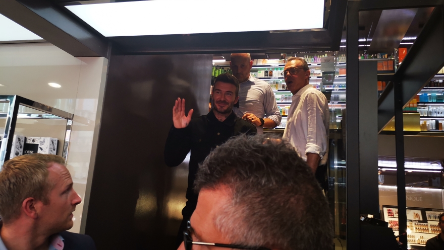 Ο γιος του Ντέιβιντ Μπέκαμ βαριέται και φαίνεται...