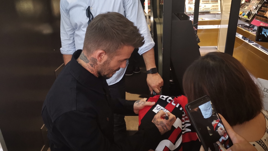 Ο γιος του Ντέιβιντ Μπέκαμ βαριέται και φαίνεται...