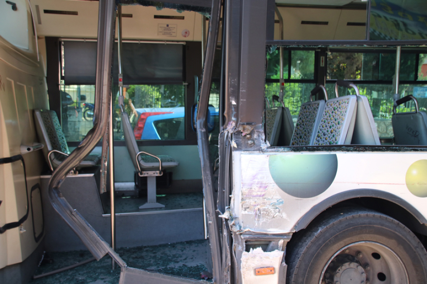 Συρμός του προαστιακού συγκρούστηκε με λεωφορείο στη Λιοσίων 