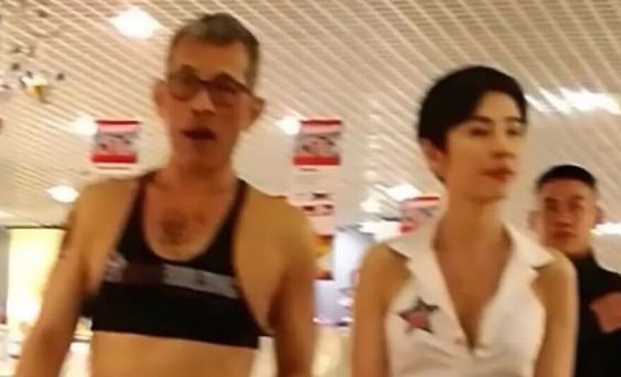 Ο «Βασιλιάς με το μπουστάκι»... μας έδειξε ξανά τους κοιλιακούς του;