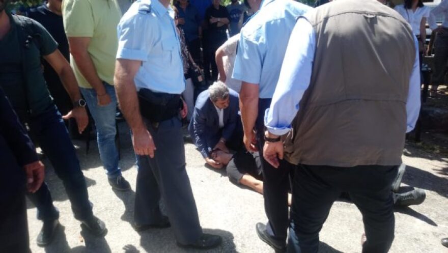 Ο Πολάκης παρείχε πρώτες βοήθειες σε άνδρα με κρίση επιληψίας σε εκδήλωση στα Σφακιά