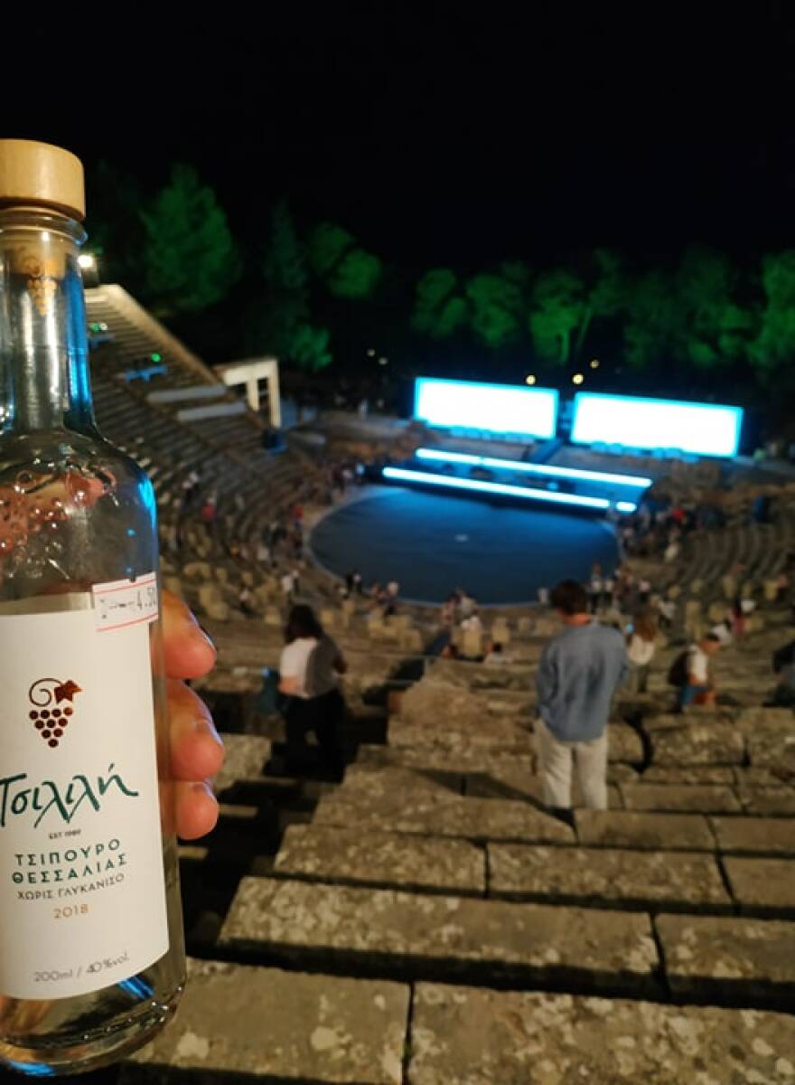 Απίστευτο: Πήγαν για τσίπουρα... στο αρχαίο θέατρο Επιδαύρου!