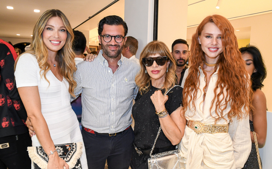 Φωτογραφίες: Λαμπερές παρουσίες στα εγκαίνια γνωστού σχεδιαστή στη Μύκονο 