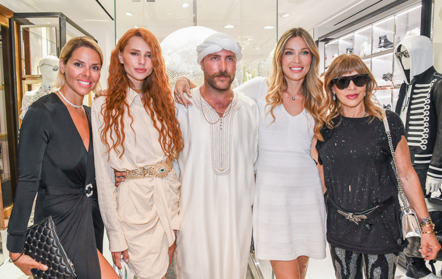 Φωτογραφίες: Λαμπερές παρουσίες στα εγκαίνια γνωστού σχεδιαστή στη Μύκονο 