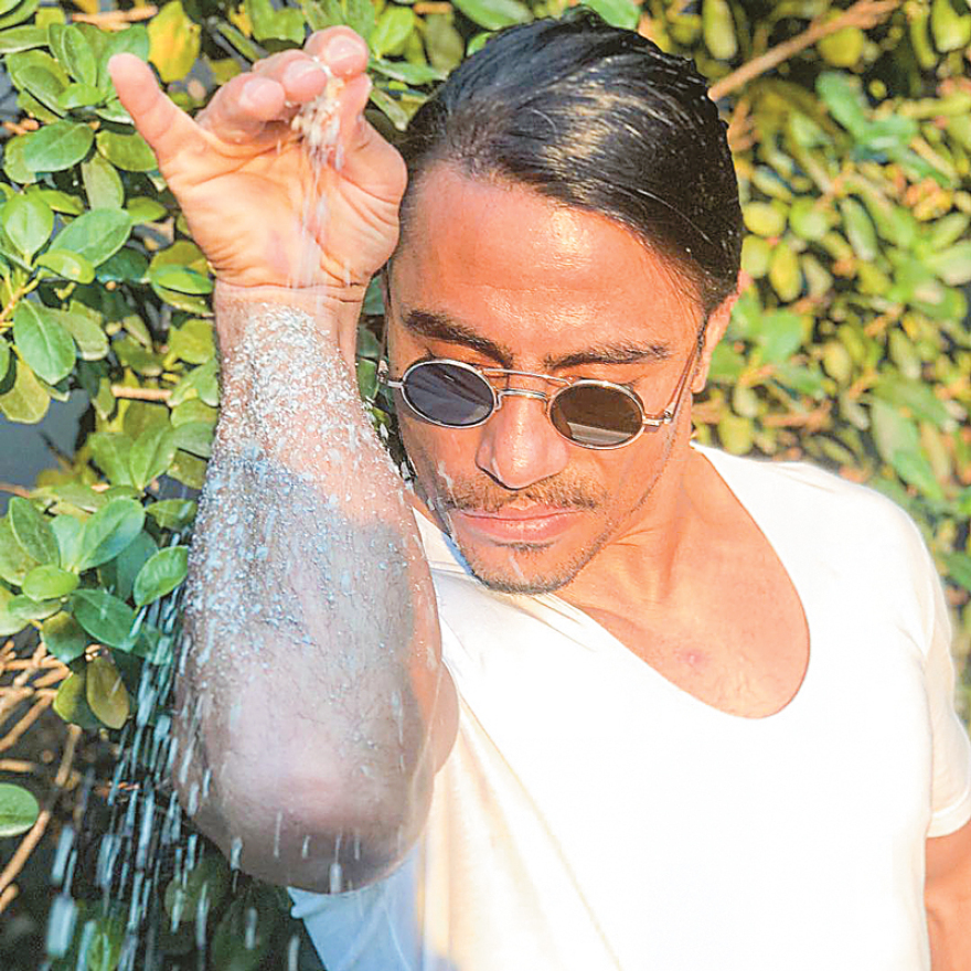 Ο Salt Bae στο ΘΕΜΑ: «Ήρθα να ρίξω  τις τιμές στη Μύκονο», αλλά... έριξε την Εφορία 