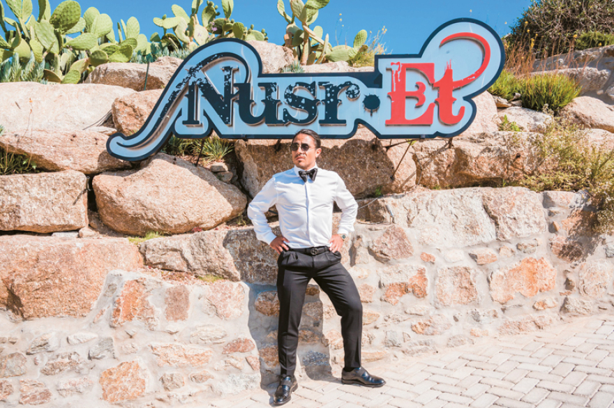 Ο Salt Bae στο ΘΕΜΑ: «Ήρθα να ρίξω  τις τιμές στη Μύκονο», αλλά... έριξε την Εφορία 