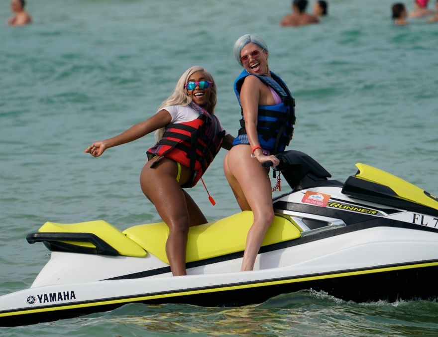 Η Chanel West Coast κάνει τζετ σκι και ταράζει τα νερά