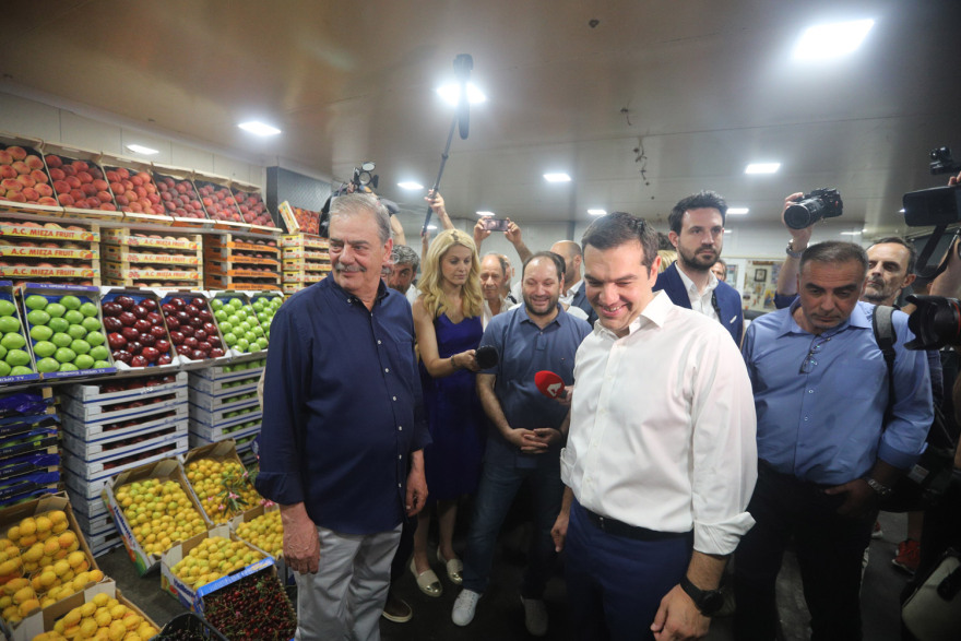 Τσίπρας στην Κεντρική Λαχαναγορά: Κάναμε ό,τι περνούσε από το χέρι μας για τους μικρομεσαίους