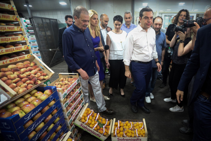 Τσίπρας στην Κεντρική Λαχαναγορά: Κάναμε ό,τι περνούσε από το χέρι μας για τους μικρομεσαίους