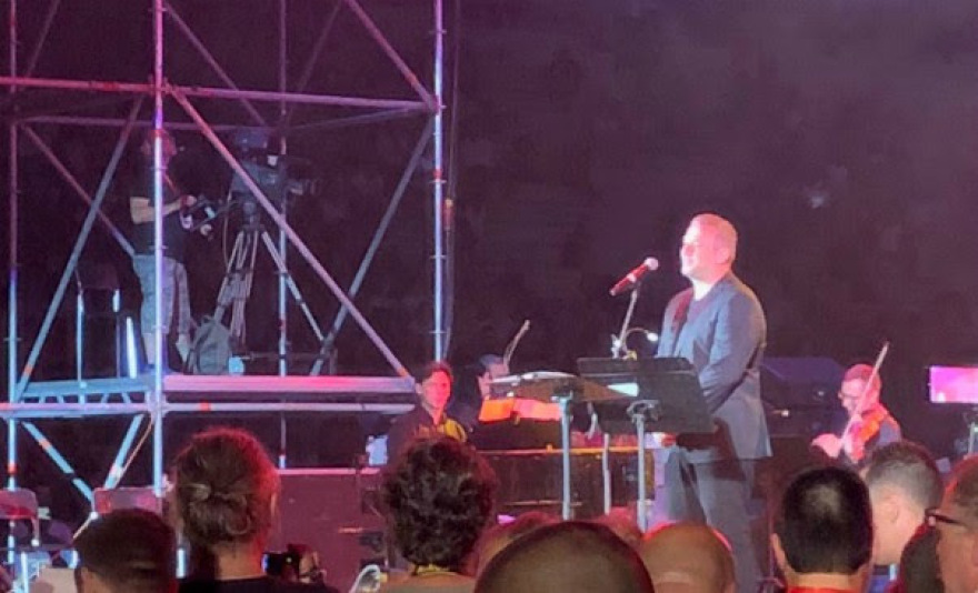 Αντώνης Ρέμος: «Μάγεψε» το κοινό στη συναυλία προς τιμήν του Μίκη Θεοδωράκη