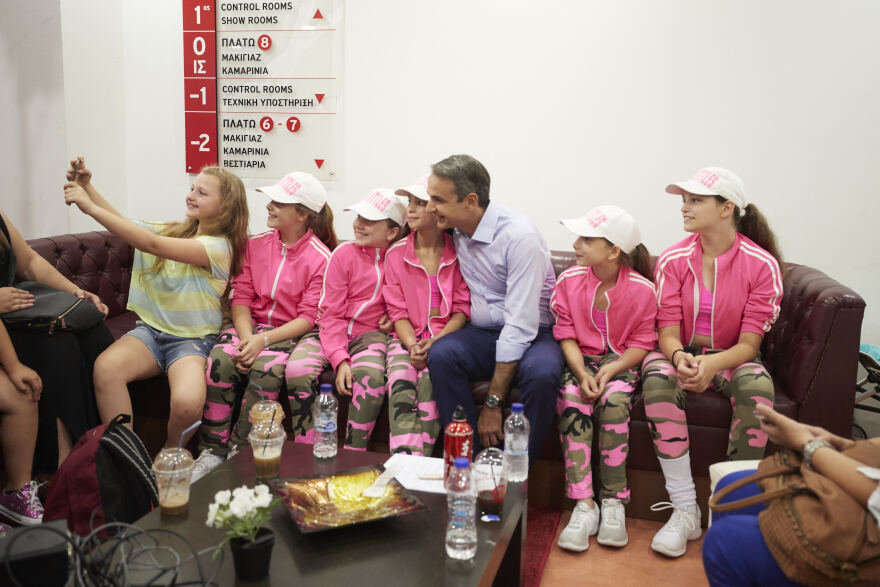  Ο Κυριάκος Μητσοτάκης αλλιώς: «Ναι» στα μπουζούκια, «όχι» στο κάπνισμα, «ίσως» στα τατουάζ