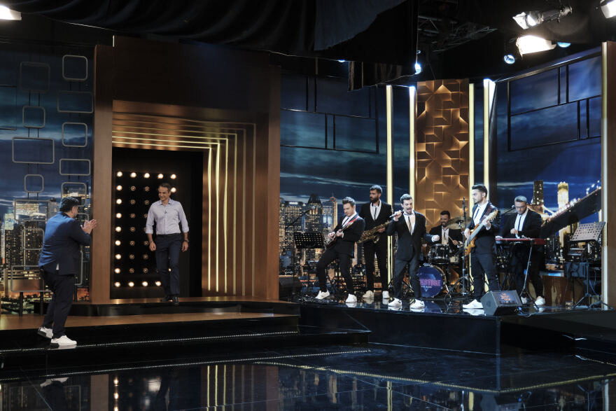  Ο Κυριάκος Μητσοτάκης αλλιώς: «Ναι» στα μπουζούκια, «όχι» στο κάπνισμα, «ίσως» στα τατουάζ