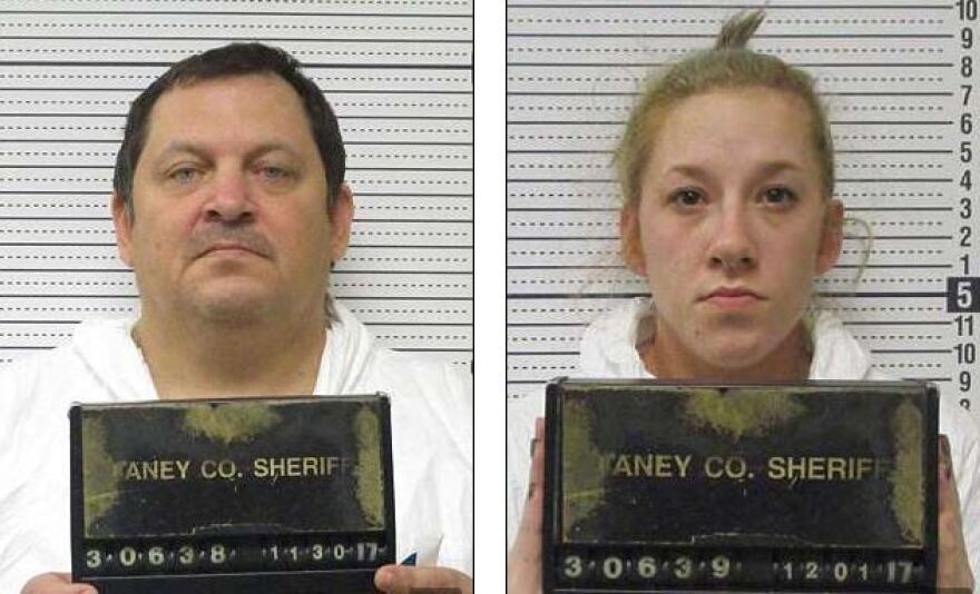 Βίντεο σοκ: Κατηγορούμενος για φόνο προσπάθησε να κόψει τον λαιμό του μέσα στο δικαστήριο