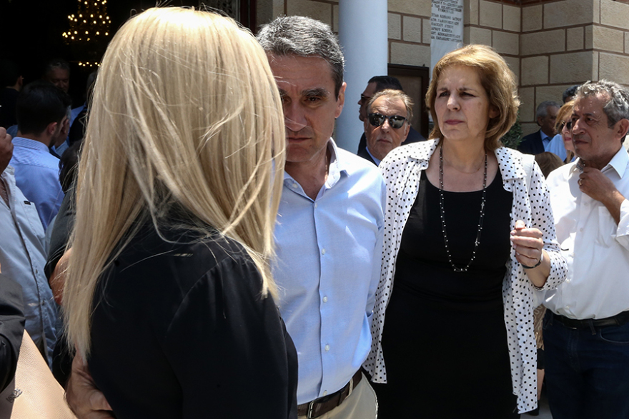 Ροβέρτος Σπυρόπουλος: Γεννηματά και Παπανδρέου στην κηδεία του - Συγκίνηση στο «τελευταίο αντίο»