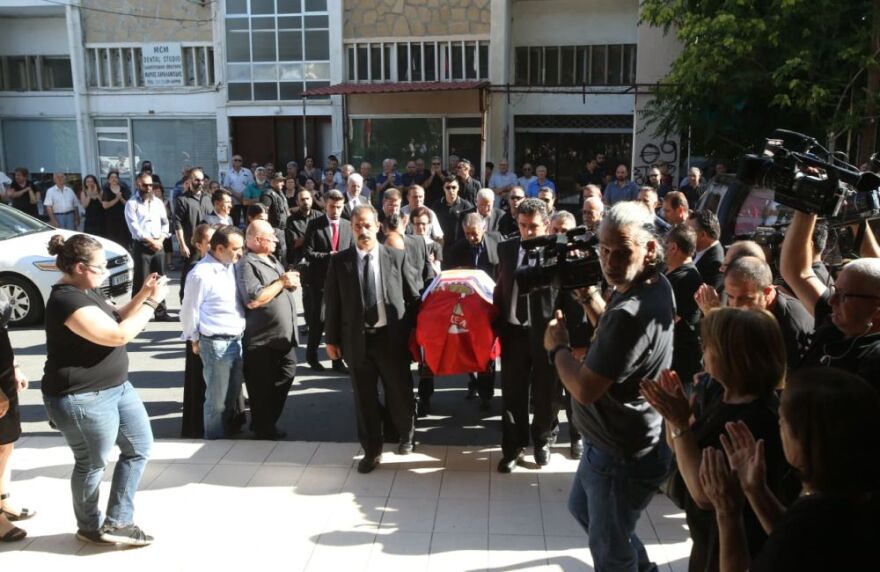 Σε λαϊκό προσκύνημα η σορός του Δημήτρη Χριστόφια - Σήμερα το τελευταίο «αντίο»