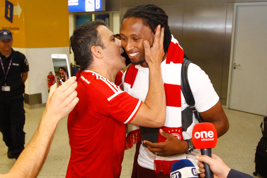 Φωτογραφίες: Η άφιξη του Ρούμπεν Σεμέδο στην Ελλάδα για τον Ολυμπιακό