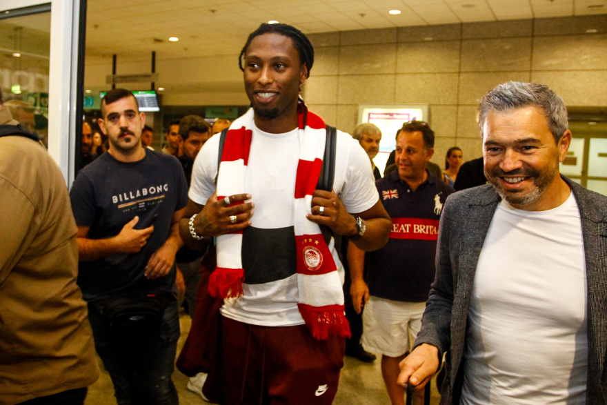 Φωτογραφίες: Η άφιξη του Ρούμπεν Σεμέδο στην Ελλάδα για τον Ολυμπιακό