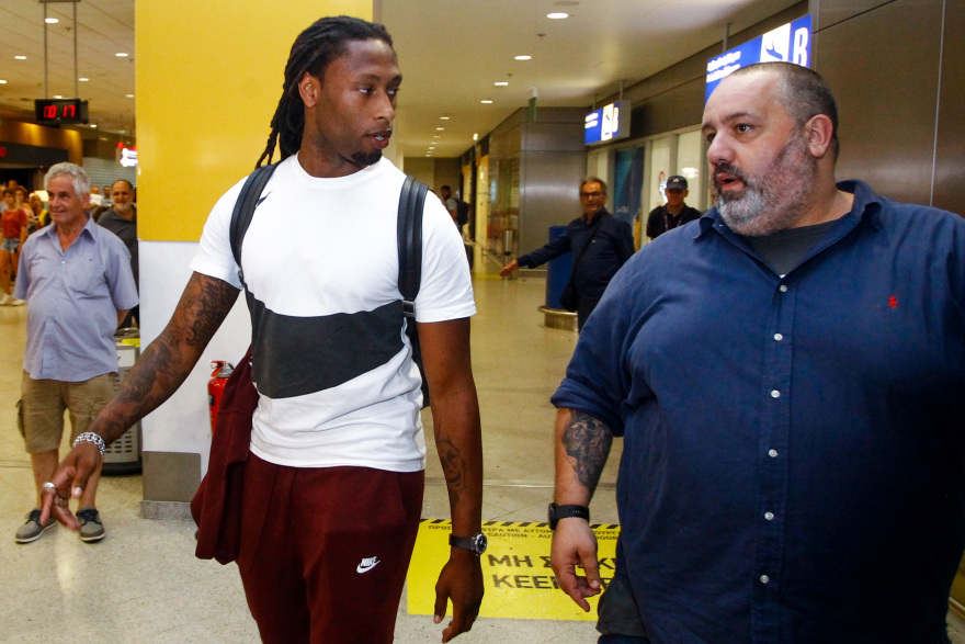 Φωτογραφίες: Η άφιξη του Ρούμπεν Σεμέδο στην Ελλάδα για τον Ολυμπιακό